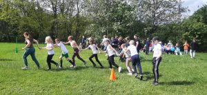 zdjęcia przedstawiają uczniów i nauczycieli biorących udział w zawodach sportowych z okazji zorganizowanego w szkole dnia sportu