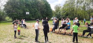 zdjęcia przedstawiają uczniów i nauczycieli biorących udział w zawodach sportowych z okazji zorganizowanego w szkole dnia sportu