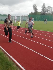 ZDJĘCIA PRZEDSTAWIAJĄ ZAWODY SPORTOWE Z OKAZJI OTWARCIA STADIONU W BISKUPCU