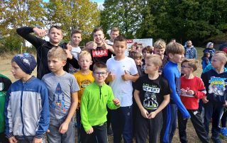 Uczniowie w czasie biegów przełajowych w Droszewie