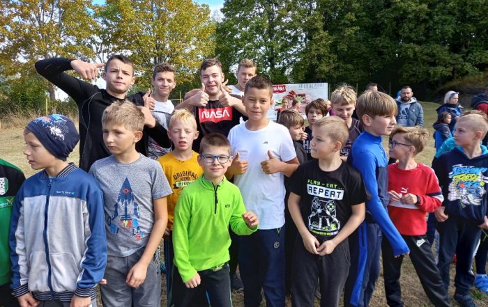 Uczniowie w czasie biegów przełajowych w Droszewie