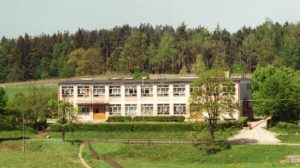 zdjęcie przedstawia budynek szkoły w oddali