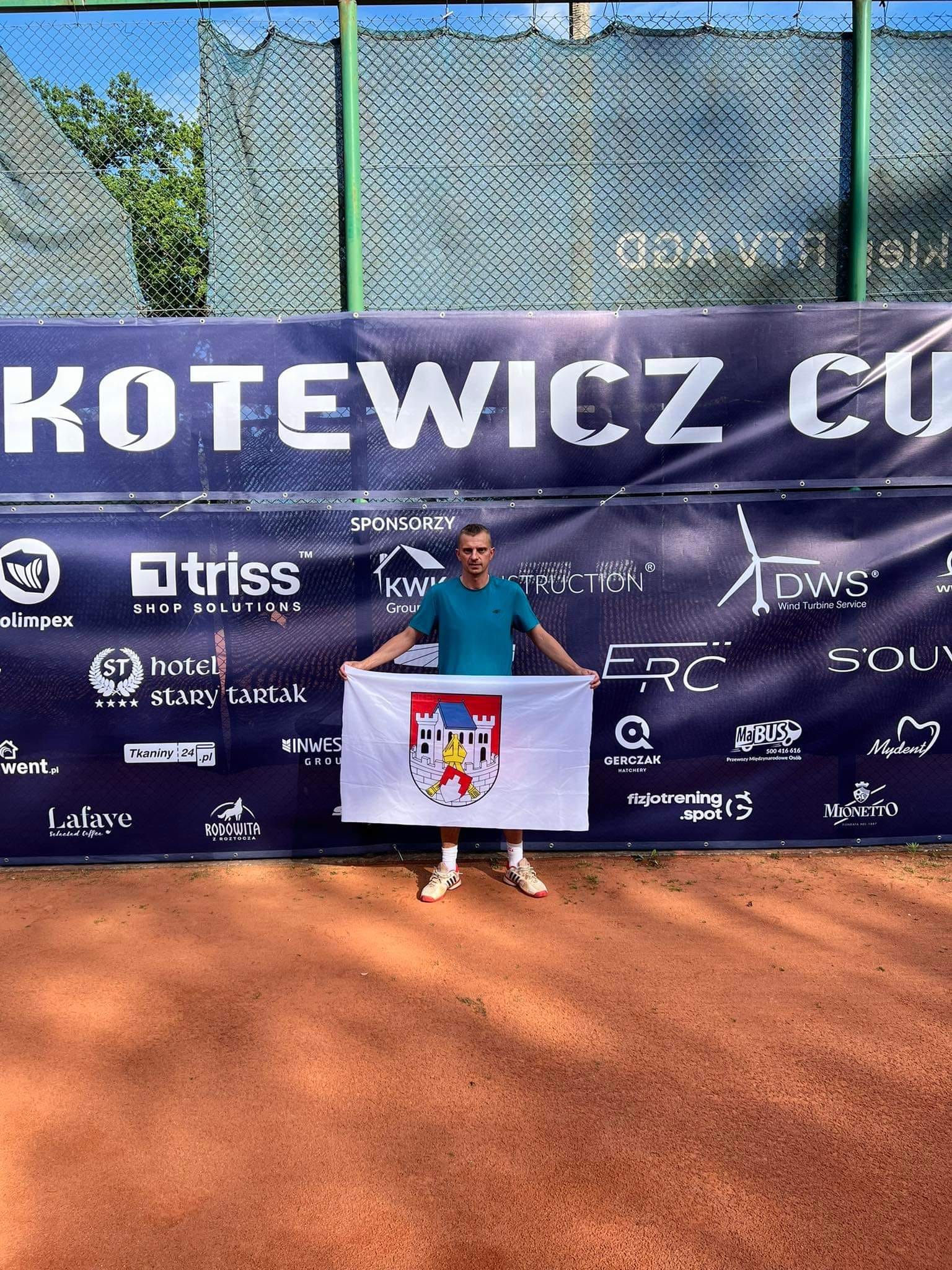 Bartosz Kowalewski na turniju tenisa z flaga Biskupca